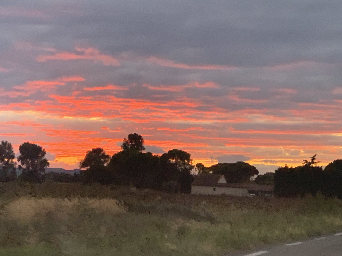 « Et si tu éprouvais un amour fou , qui te poussait à te réveiller avec un énorme sourire le matin, et qui éloignait tous ces démons qui ne te laissent pas dormir oui, tu le mérites cet amour qui te fait te sentir en sécurité, capable de décrocher la lune lorsqu’il marche à tes