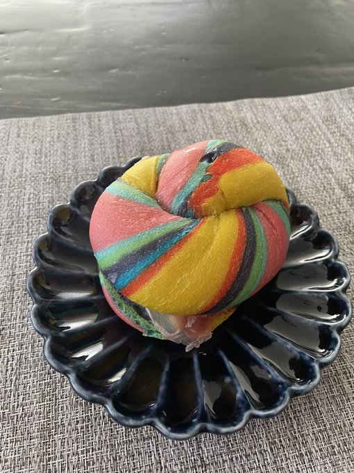 嫁ちゃんが虹色ベーグル買ってきてくれた、けっこう好きなのよねこれ 