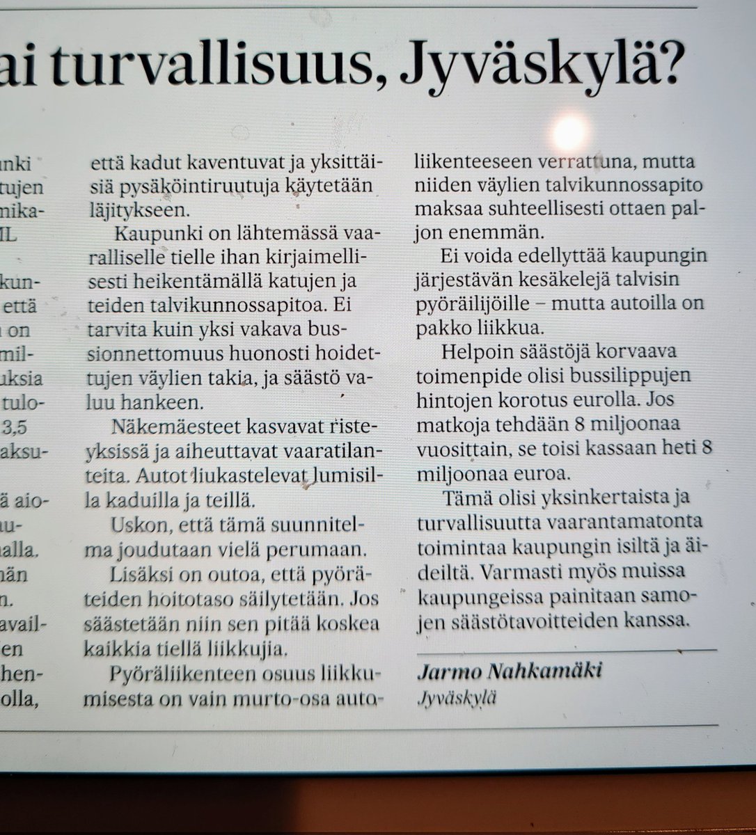 Jaksan hämmästellä persujen logiikkaa. Autoilu välttämätöntä, pyöräily ei. Aurauskulut kuitataan nostamalla bussilipun hintaa eurolla. Entä, jos katetaan aurauskulut nostamalla kadunvarsipysäköinnin lähtöhintaa eurolla? Samalla logiikalla pysäköinti ei vähene mutta eurot kasvaa.