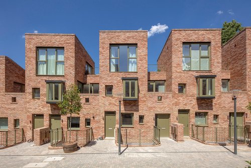 Peter Barber Architects <a href="/PpeterPeter/">Peter barber</a> does it again with Edgewood Mews, a peaceful, characterful car-free street right beside a main London traffic artery, writes <a href="/chrisfoges/">Chris Foges</a> 
ow.ly/JTQB50PN2Jx
#ribajreview