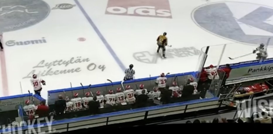 Mitä ihmettä #HIFK?! Itse menette sitten jakamaan someen todisteen, että viikonlopun upea osuma olikin laiton? #hymiö

Onhan tuo nyt selkeesti väärä vaihto. #liiga