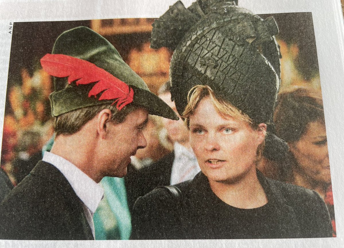 Het waait hard in de Hofstad. Dus zorgen om hoedjes die de lucht in gaan. Daar had Krista van Velzen in 2005 geen last van met haar creatie van autobanden (acht kilo). #Prinsjesdag