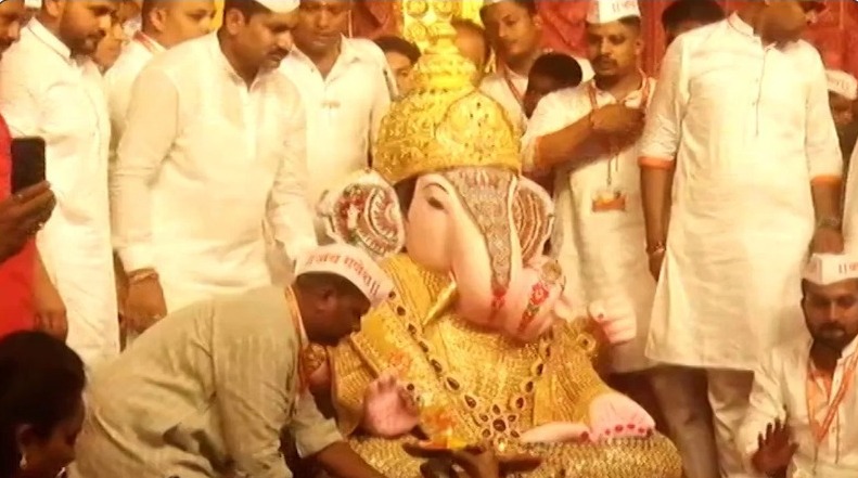 AtpatNews's tweet photo. पुणे येथील दगडूशेठ गणपतीची प्राणप्रतिष्ठा, पाहा हे खास फोटो

@DagdushethG 

#GaneshChaturthi  #GaneshChaturthi2023 #dagdushethganpati #Atpatnews https://t.co/hfIc8tZmpk