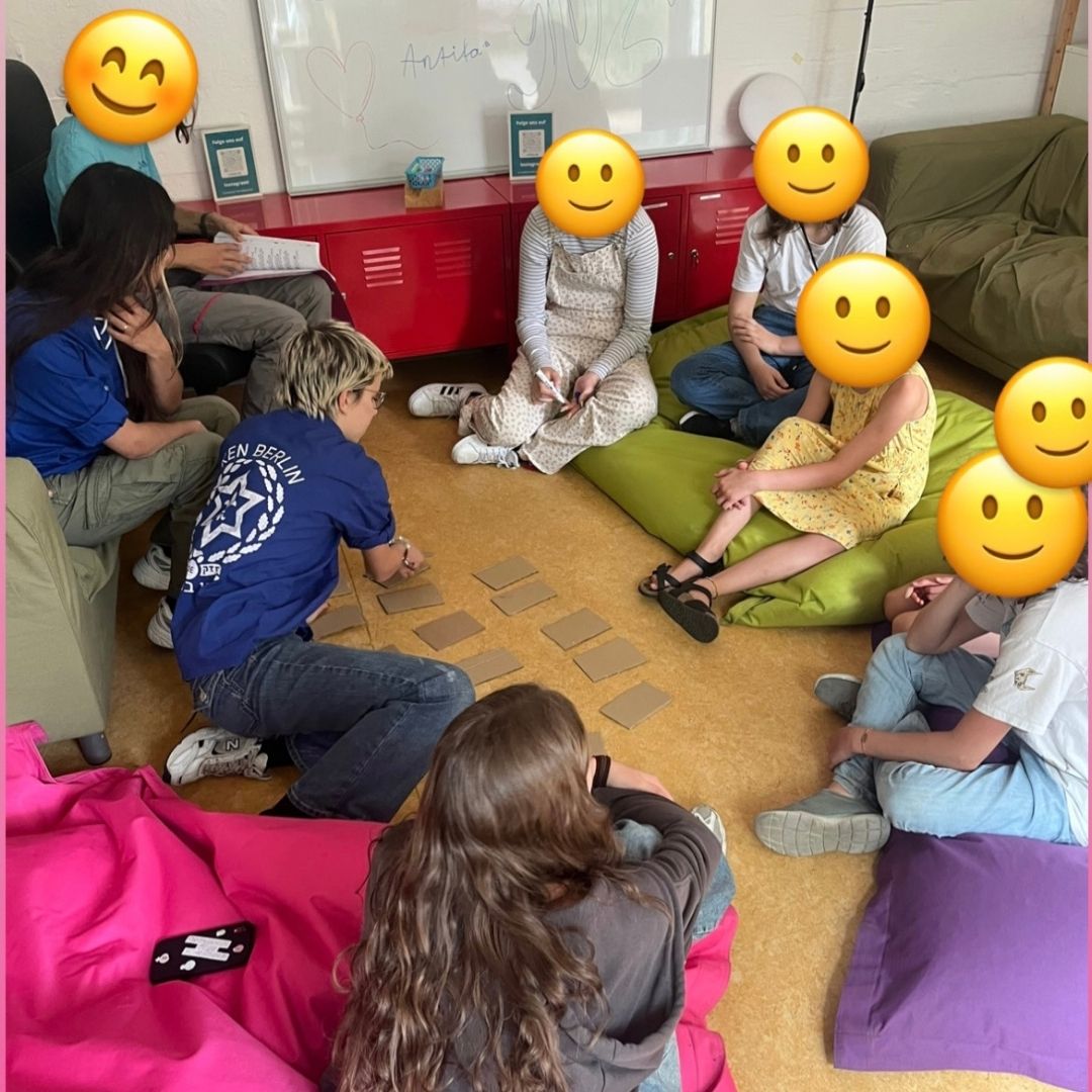 HashHatzBerlin's tweet photo. Unsere erste Peula des Jahres zum Thema Rosh Hashana war ein voller Erfolg. 🎉
Wir freuen uns auf viele weitere glückliche Chanichim*ot-Gesichter bei unseren kommenden Aktivitäten!
#RoshHashana #Peula #HashomerHatzair #KenBerlin #Jugendbewegung https://t.co/jTGS0YOaif
