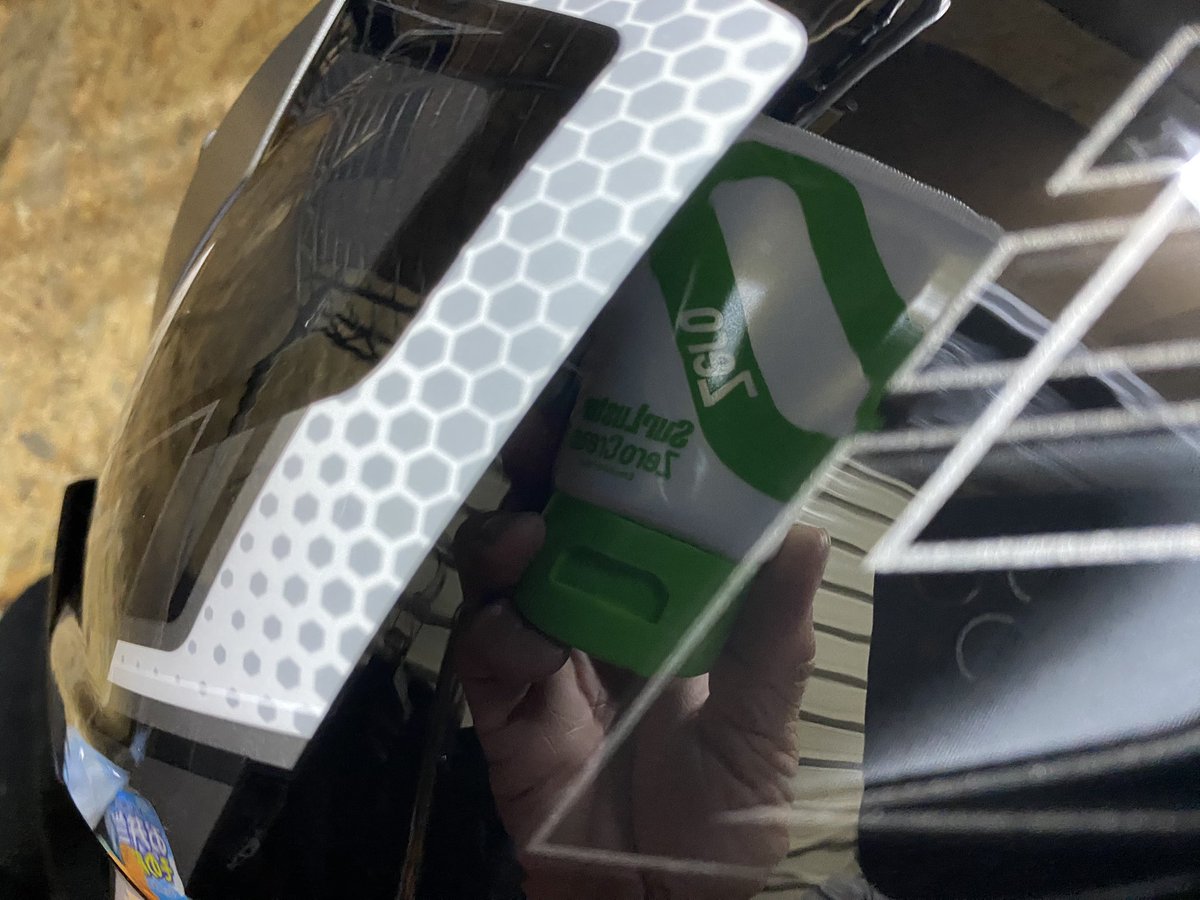 aki201811's tweet photo. ゼロクリームでヘルメットツルツル😁
危うく落としそうになるよ💦
写真じゃ伝わらないだろうけど文字読めるよね🤣
#シュワラスター
#ゼロクリーム
#ZeroCream https://t.co/kAgAW5aTkM