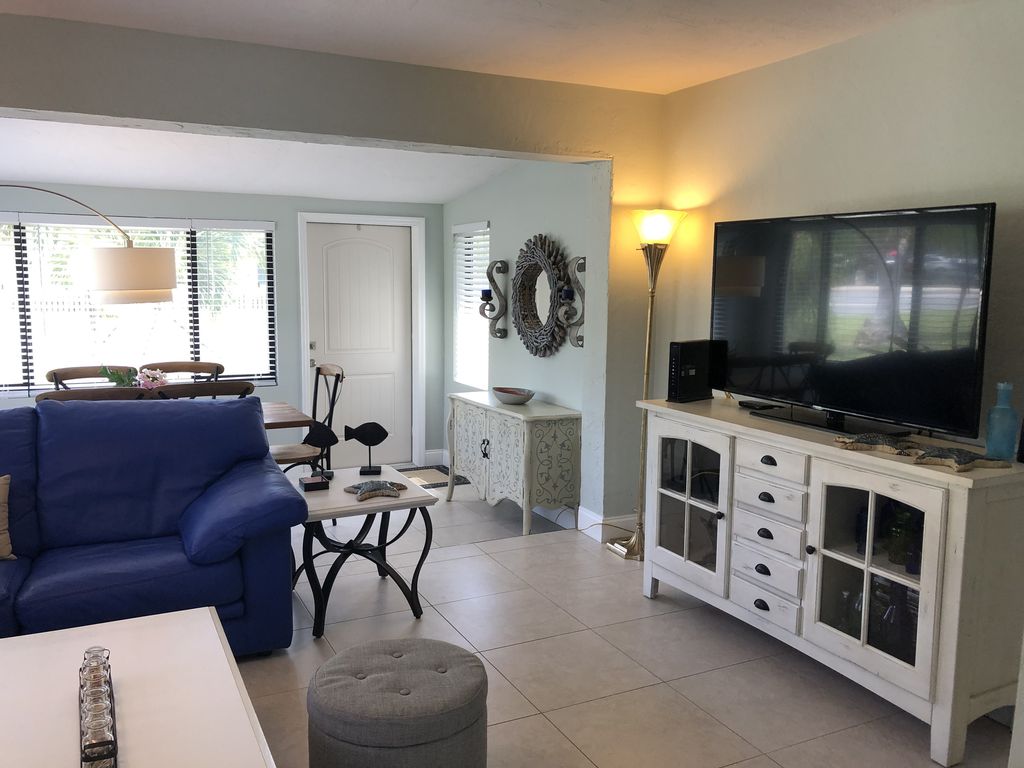 4BRPoolHomePomp's tweet photo. The house comes fully-furnished with all needed appliances, dishes, silverware, washer and drier, and includes linens and towels. #PoolHome #VacationHouse #PompanoBeach #FindAmericanRentals #4BedroomHouse https://t.co/gEcENbgncP https://t.co/BVuXWnJQd1