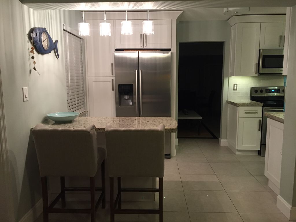 4BRPoolHomePomp's tweet photo. The house comes fully-furnished with all needed appliances, dishes, silverware, washer and drier, and includes linens and towels. #PoolHome #VacationHouse #PompanoBeach #FindAmericanRentals #4BedroomHouse https://t.co/gEcENbgncP https://t.co/BVuXWnJQd1