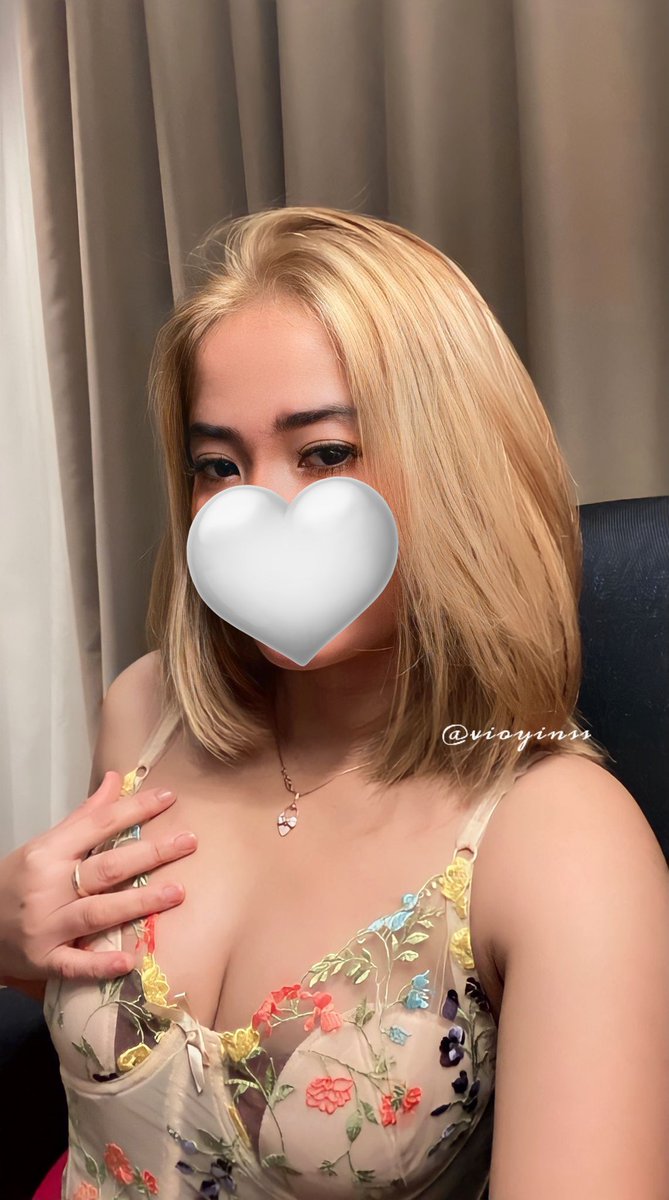 vioyinss_'s tweet photo. mommy or senpai? https://t.co/PjTdqsXbGk