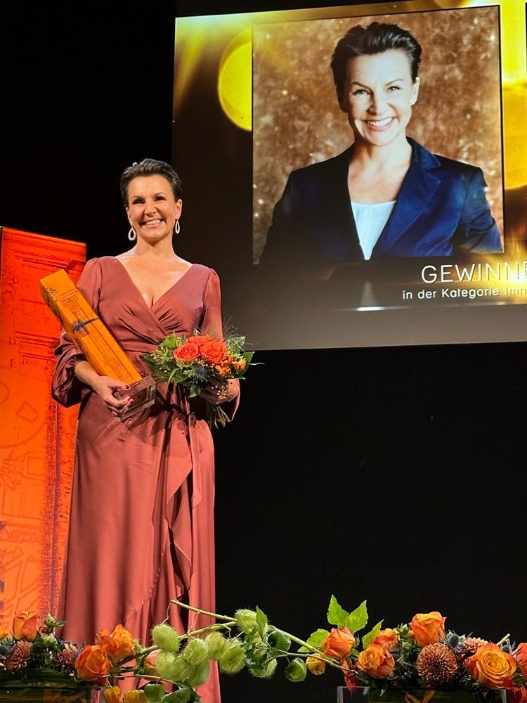Herzlichen Glückwunsch!! 🎉👏 
Unsere Kollegin Jenni Wenkel wurde letzte Woche bei den #Cäsaren 2023 zur "Immobilienmanagerin des Jahres" gekürt. 💪 
Der österreichische Immobilienpreis wird seit dem Jahr 2006 für herausragende Leistungen in der Immobilienwirtschaft verliehen.