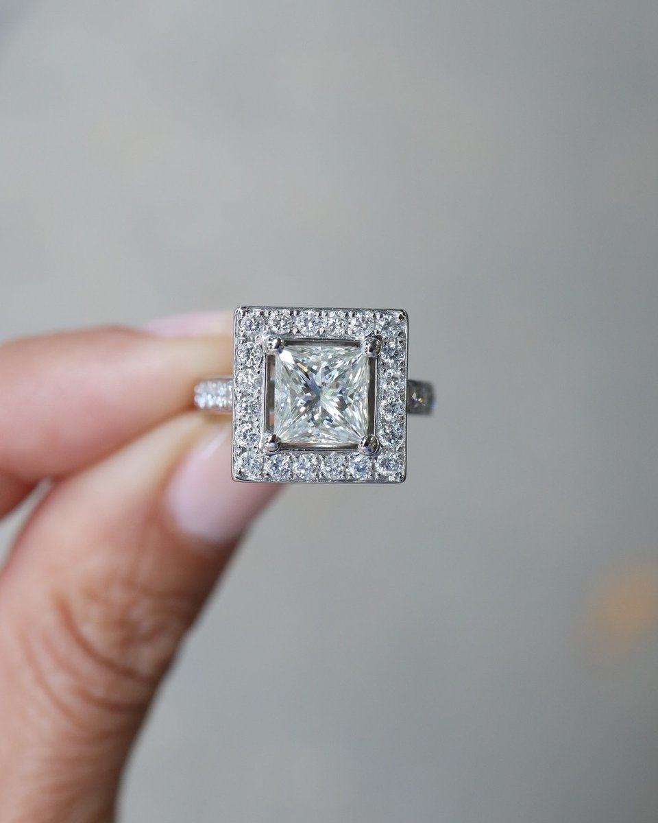 Harmonyjewelsld's tweet image. It´s hip to be square! 😉

Check out this bold and unique Princess Cut Diamond in a square halo engagement ring with diamond shoulders! 💍✨

Whatever your budget, get in touch and find how we can make the perfect piece for you! 📩
Doubletap if you ❤️

#princesscut