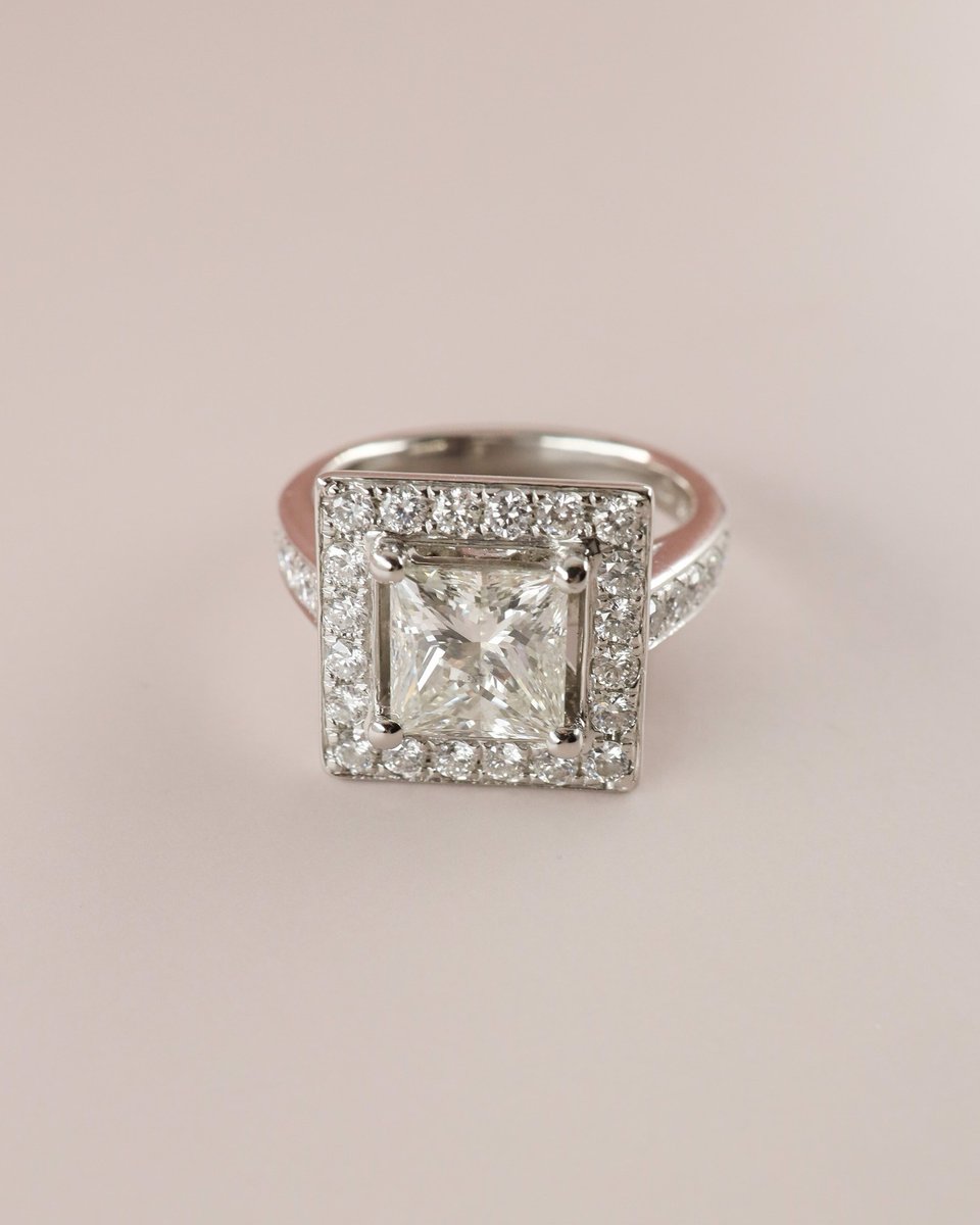 Harmonyjewelsld's tweet image. It´s hip to be square! 😉

Check out this bold and unique Princess Cut Diamond in a square halo engagement ring with diamond shoulders! 💍✨

Whatever your budget, get in touch and find how we can make the perfect piece for you! 📩
Doubletap if you ❤️

#princesscut