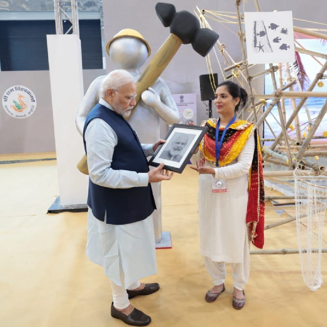 On the birthday of Shri Narendra Modi, Prime Minister of India, a portrait was gifted to him. Honoring his leadership & vision, this remarkable machine-embroidered portrait was created with precision & pride using the cutting-edge Usha Janome Memory Craft Sewing Machine. #USHA