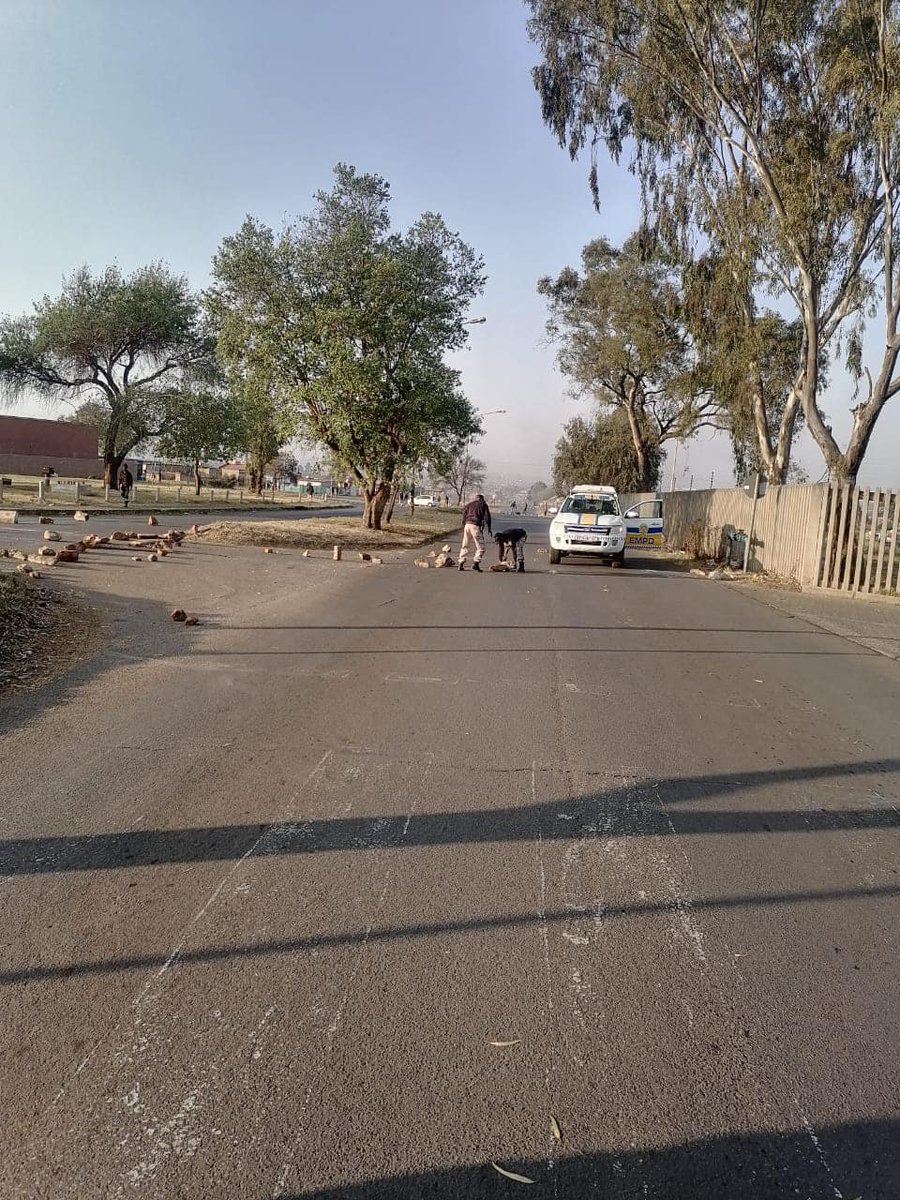 _ArriveAlive's tweet photo. Protest actions in Kwa-Thema  https://t.co/lsoiBZrLXD

#ArriveAlive #ProtestActions #EMPD https://t.co/E8ByRXYcFi