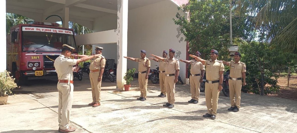 ConstitutionGoK's tweet photo. Upholding constitutional values is the bedrock of our uniformed services. Let's celebrate the commitment of our brave men and women who defend democracy, justice, and freedom every day!

@CMofKarnataka @CMahadevappa @BNagendraINC

#WeThePeopleOfIndia
#ThePreamble_GovtOfKarnataka https://t.co/cQIoveMDdH