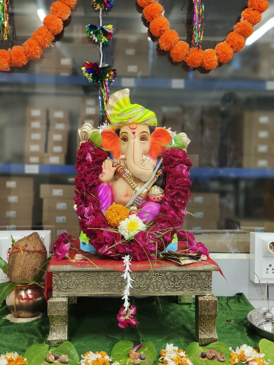 JayrSoni1's tweet photo. वक्रतुण्ड महाकाय सूर्यकोटि समप्रभ ।
निर्विघ्नं कुरु मे देव सर्वकार्येषु सर्वदा ॥ 🙏

#HappyGaneshChaturthi https://t.co/TIlpZQBObF