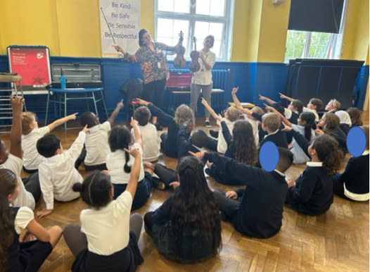 GeorgeSpicerSch's tweet photo. Y4 experienced their 1st Strings lesson & were incredibly excited! They explored their violas, finding out the names of each part and how to hold it correctly. Next, they will begin playing the Violas with bows. #Enfieldmusicservice #musicinschools #musicalmondays #spicerspirit https://t.co/7fyPOCuPYH