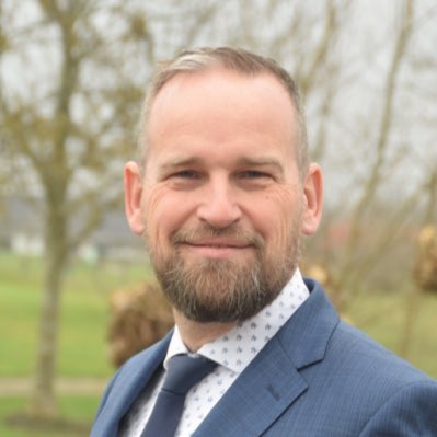 Kijk mensen: Burgemeester <a href="/BramvanHemmen/">Bram van Hemmen 🧢</a>. Hoogstwaarschijnlijk omgekocht door het COA. Splitst een klein dorp honderden testosteron bommen in de maag maar vertrekt zélf via de baantjes carroussel. 1+1=2. Heeft zelf geen last van wat hij veroorzaakt. Maak hem vooral bekend.