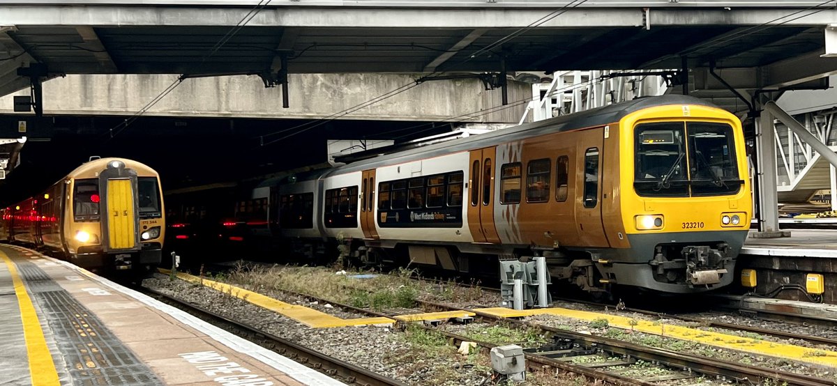 PlatformEdge1's tweet image. Morning all,

Here is 172344 on a service to Hereford with 323210 + another 323 heading to Bromsgrove #Class172 #Class323