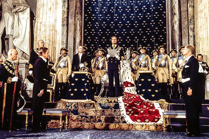 SweMilPortraits's tweet photo. Denna dag för 50 år sedan genomför Carl XVI Gustaf sitt trontillträde och sin kungaförsäkran efter att fyra dagar ridigare efterträtt sin farfar.

(Bernadottebibliotekets bildarkiv/Riksarkivet) https://t.co/iXACOlrvDD