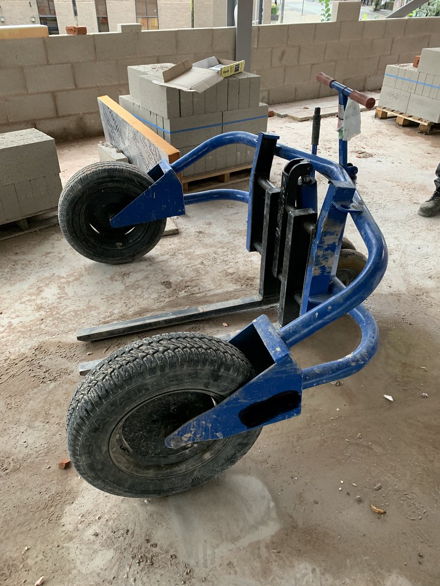 H_S_E's tweet photo. We hope to see plenty of examples like this one of good working practice during our current construction site inspections focusing on the health risks when moving and handling materials. Download our manual handling guide for busy builders: https://t.co/B1KmyLNdTD https://t.co/Z455REHYzH