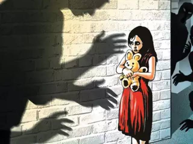 فاطمہ کو مت بھولیے۔ اگر فاطمہ کو انصاف دلانے میں ہم کامیاب ہوجائیں تو ہم بہت ساری بچیوں کی زندگی بچا لیں گے اور ایک امید پیدا ہوجائے گی کہ کمزور طاقتور کے خلاف لڑ سکتا ہے۔اور شاید پیری مریدی جیسے فراڈ سسٹم کو بھی ڈینٹ پر جائے۔
#JusticeForFatima