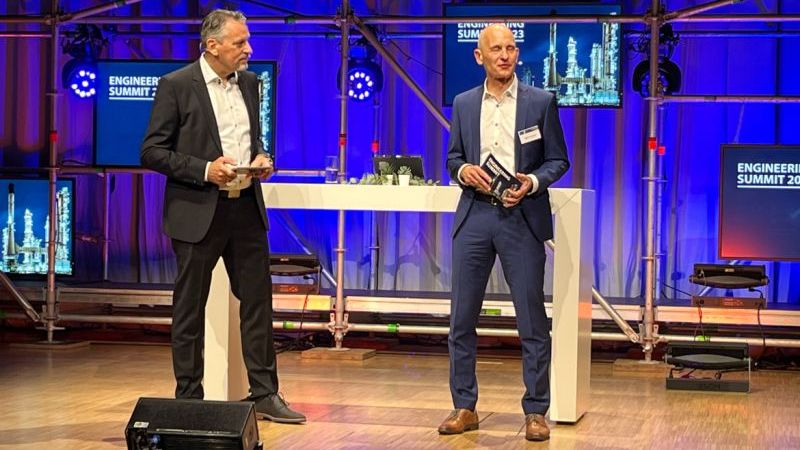 VDMAonline's tweet photo. Klaus Gottwald, VDMA und Armin Scheuermann, #ChemieTechnik eröffnen den 9. Engineering Summit in Darmstadt. Die Teilnehmer erwartet ein spannendes Programm und viel Raum zum Netzwerken. #ES23 #Großanlagenbau https://t.co/988gj5pRAa