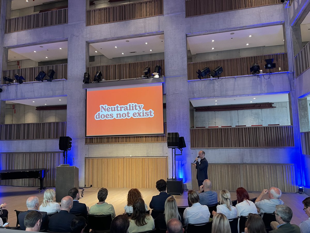 Inno_elke's tweet photo. Inzetten op diversiteit en een inclusief HR-beleid wil ook zeggen dat medewerkers niet neutraal hoeven te zijn. Formele gewoontes en gebruiken werden slim in vraag gesteld bij @accent_jobs #hrpro Congres HR van de toekomst @PieterUgille https://t.co/lqZdRuHMzd