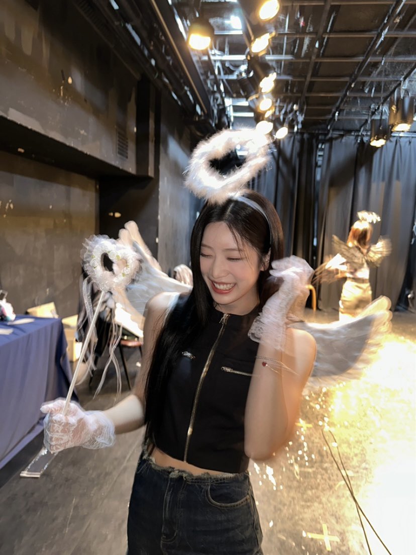 kimliplibrary's tweet photo. 230919 💌 (1/3)

마지막 대면 팬싸인회
갑자기 냅다 팬매니저님께 사진 찍어달라고 
하기^^...당황하셨죠?

쀽

사복입고도 셀카 찰칵......
새로운 렌즈를 껴 보았어요 
어때요 난 낫밷

#KIMLIP #김립 https://t.co/UlneCrD4WS