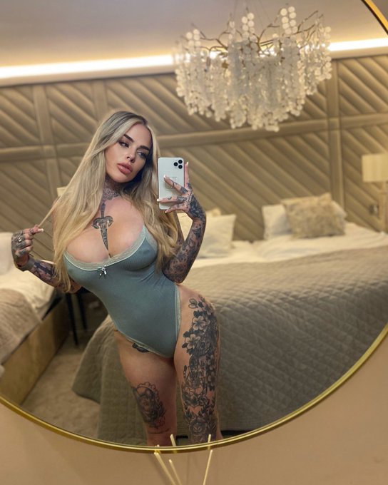 Woke up horn knee https://t.co/2OZEmxrH1V