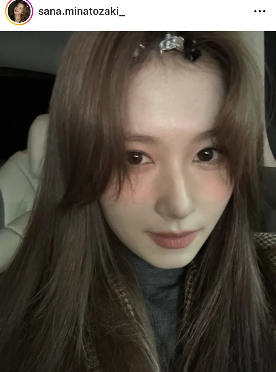 neco_momochan's tweet image. サナちゃんみたいに
顔周りの髪の流れを上手に作るには、

ヘアアイロンを
横に流すんじゃなくて、
後ろに流すんだよ！！！！🫶🏻

そしてヘアスプレーした
クリップで分け目をとめて
ふわっとさせるんだよ！！！

必ず覚えておいてネ🥺