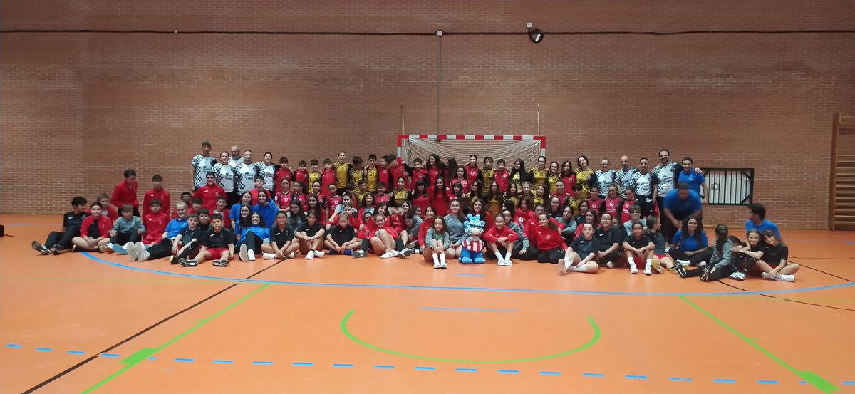 odiseabm's tweet photo. Inmersos ya en pretemporada, nuestros equipos han tenido la oportunidad de disfrutar del balonmano junto al @BM_Corrales, gracias a las facilidades del ayuntamiento de Saldaña https://t.co/CgqDTwqZcA