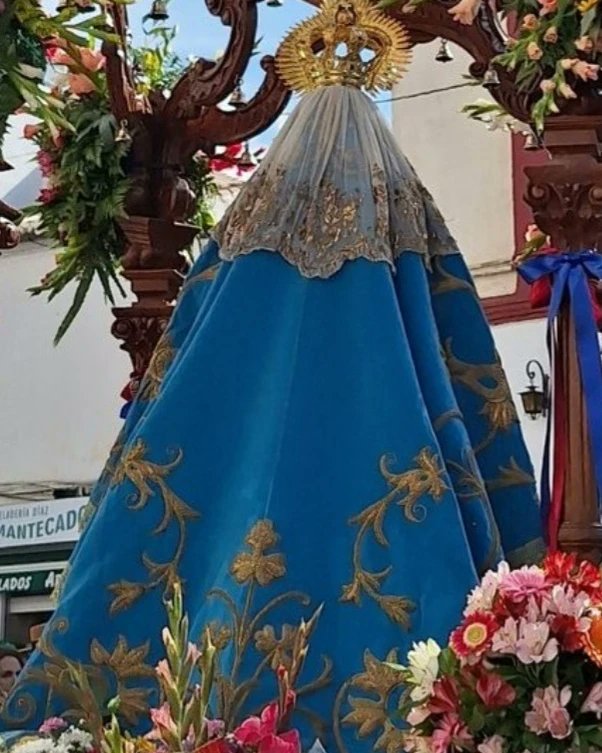 ROGAMOS MÁXIMA DIFUSIÓN de éstas fotos del Niño de Ntra. Sra. de Flores, patrona de Álora, así como del manto que le han sido robados durante la pasada noche en su Santuario. Ello ayudará a que cuantas más personas los conozcan, más difícil sea su venta. Gracias.

#FloresDeÁlora