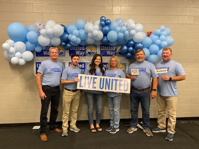 PeoplesBankAL's tweet photo. Peoples Bank in Arab served during United Way of Marshall County's Day of Caring! The team helped to stock shelves and fill bags with food for customers, &amp; they organized and hung clothing items at Tesa Food Bank and Thrift Store in Arab. They all found it rewarding to give back! https://t.co/h3qKxZxuQL