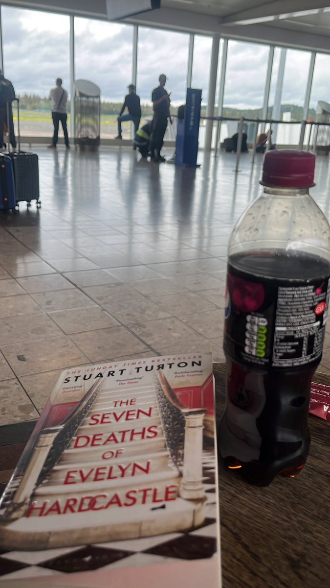 Airport vibes 📚✈️