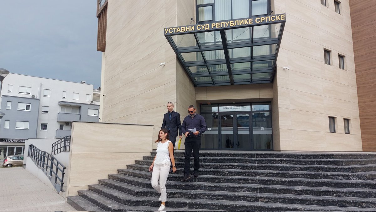 NovinariBL's tweet photo. ‼️Predstavnici Kluba novinara Banjaluka sa advokatima Jovanom Kisin i Aleksandrom Jokićem predali su Ustavnom sudu Republike Srpske Inicijativu za pokretanje postupka ocjene ustavnosti Krivičnog zakonika RS u dijelu koji se odnosi na kriminalizaciju klevete.‼️ https://t.co/2HZeYIeOV9