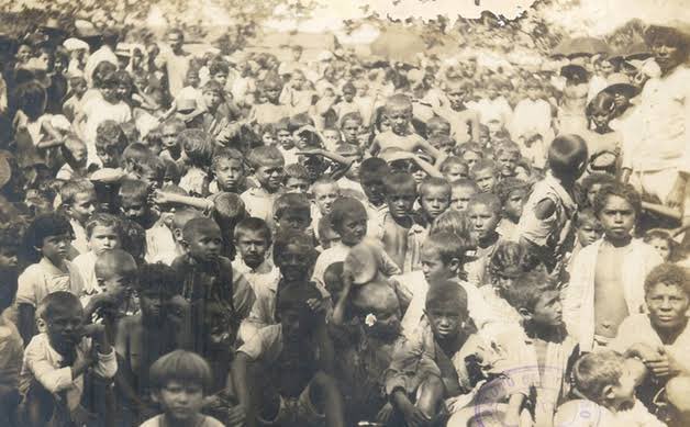 FotosDeFatos's tweet photo. Você sabia que Fortaleza/CE já teve Campo de Concentração? 

Em 1877 uma intensa seca motivou grandes deslocamentos de retirantes para Fortaleza.

Em 1915 temendo que a situação de 1877 voltasse a ocorrer, o Estado criou o primeiro Campo de Concentração em Fortaleza, no Alagadiço.

Devido às condições sanitárias, os campos eram terrenos férteis para doenças contagiosas. 

Houveram muitas mortes.

Em 1932, com um novo siclo de seca, foram criados outros campos de concentração, sendo dois em Fortaleza: Matadouro (Otávio Bonfim) e Urubu (Pirambu), e mais cinco espalhados em Crato, Senador Pompeu, Quixeramobim, Cariús e Ipu.

Os “currais do governo” foram campos de concentração e trabalho forçado que aprisionaram as vítimas da seca e isolaram famílias de agricultores no CE conforme relato acima. 

O motivo era EVITAR A MIGRAÇÃO em massa à capital do estado.

Pouco conhecido, ajude a divulgar com RT.