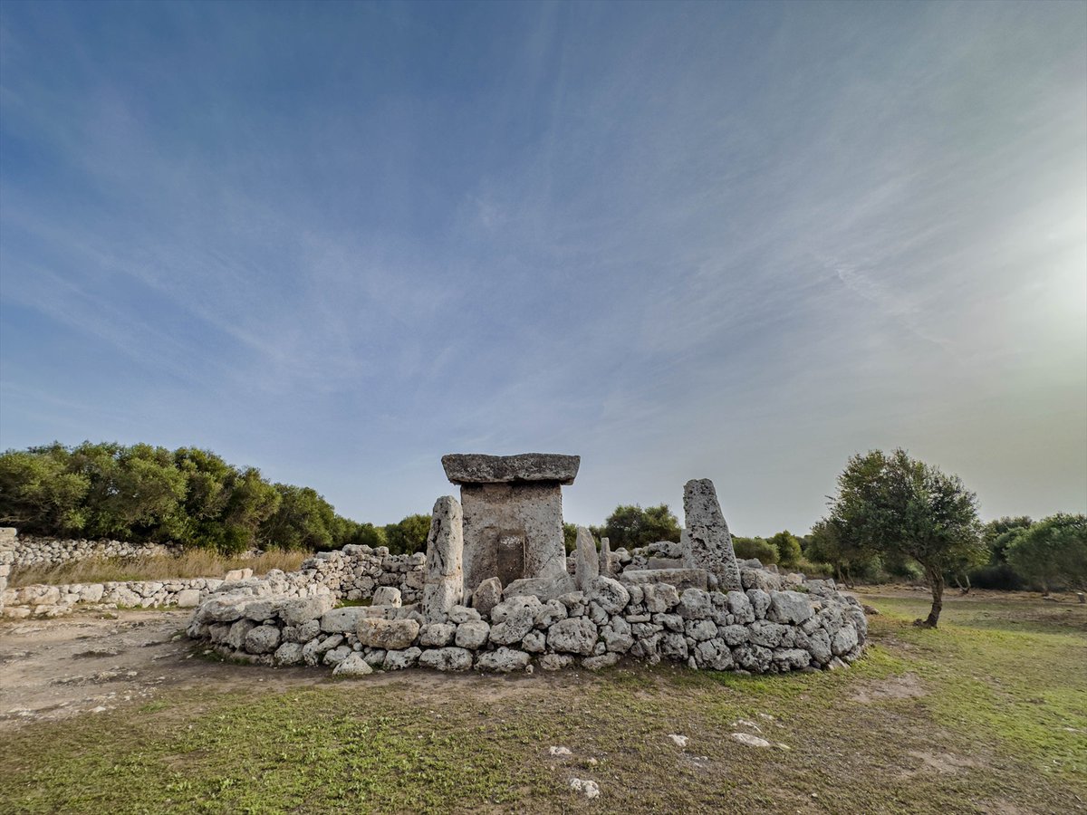 europapress's tweet photo. Menorca registra una de las mayores densidades del mundo de yacimientos arqueológicos prehistóricos. Es la Menorca Talayótica, de la que se conservan monumentos o santuarios en excelente estado. Ahora la Unesco lo ha declarado Patrimonio de la Humanidad https://t.co/ldtBV0FUE3 https://t.co/3pCJidOQOH