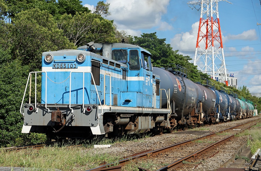 先週撮影した京葉臨海鉄道209レ。KD55 103牽引だったのも嬉しかったですが、編成にタキ43000の基本番台が3両も入っていたのが最高でした。 ( ´ω｀)
23年9月14日　浜五井にて
#火曜日の貨車