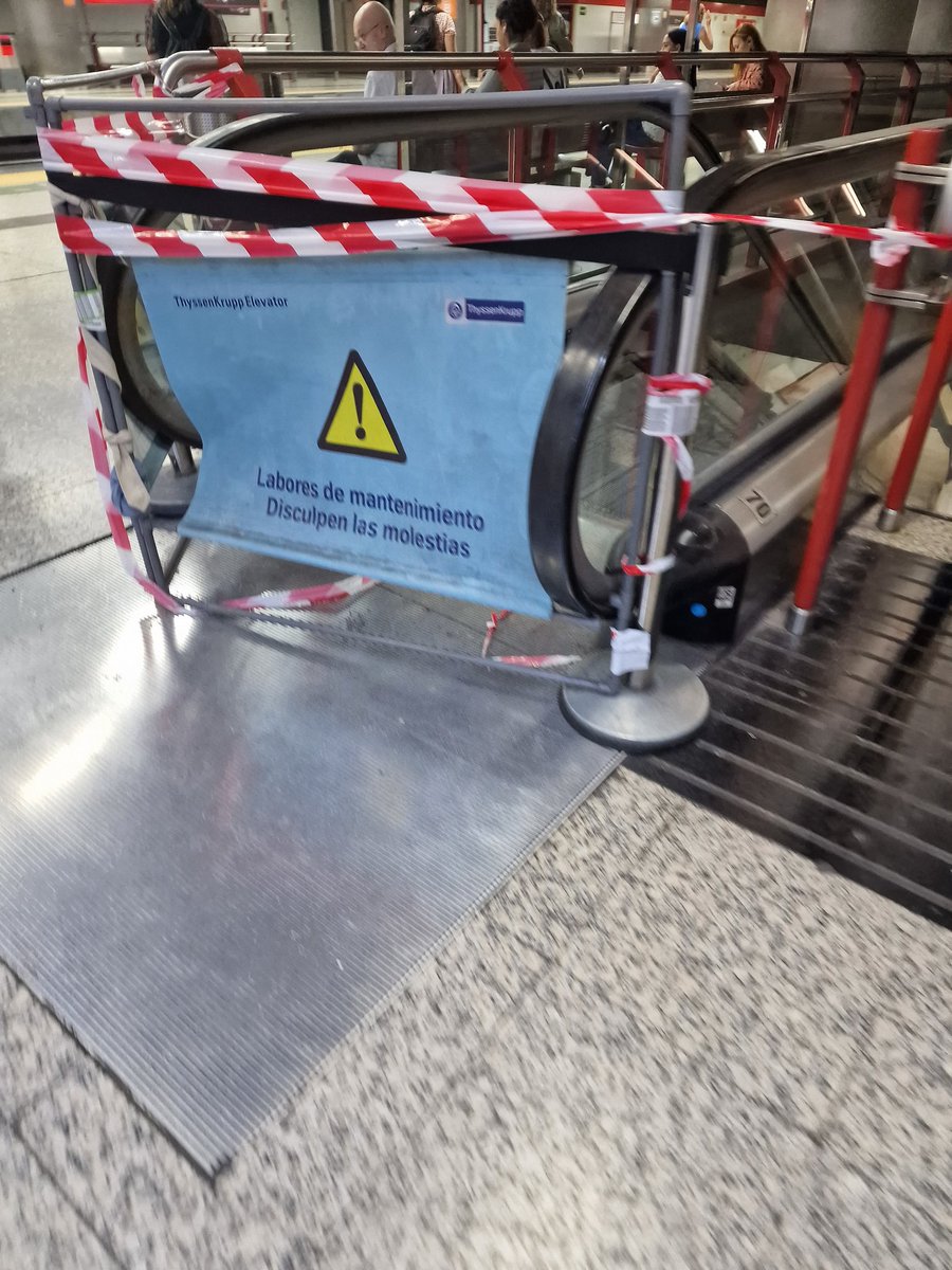 Airasch's tweet photo. @CercaniasMadrid  escalera mecánica n70 anden 8 de nuevos ministerios, un mes que pone en mantenimiento pero no hay ningún operario arreglando... Va a estar así siempre? https://t.co/eVkzEfePuU