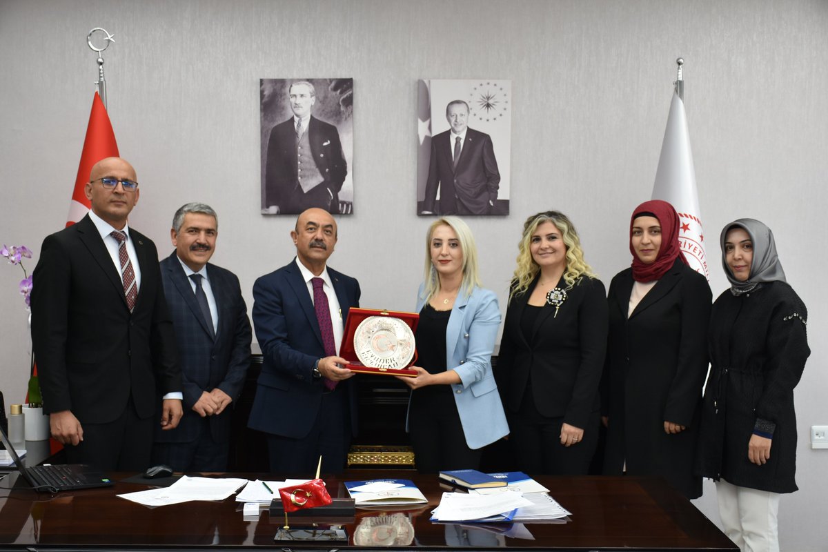 EYUDER Erzincan Şube Başkanı Sn. Canan Köse Kütük ve Yönetim Kurulu Üyeleri, İl Millî Eğitim Müdürümüz Sn. <a href="/haciomerkartal/">Hacı Ömer KARTAL</a>'a ‘hayırlı olsun’ ziyaretinde bulundu.

Millî Eğitim Müdürümüz, ziyaretten duyduğu memnuniyeti ifade ederek misafirlerine teşekkür etti.
<a href="/tcmeb/">Millî Eğitim Bakanlığı</a> 
<a href="/ervalilik/">Erzincan Valiliği</a>