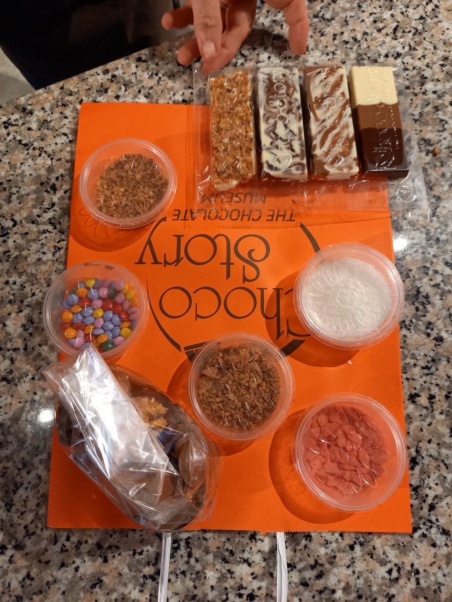 Visite du musée du chocolat et atelier chocolat. Une activité pour les CUI-CSR appréciée aussi par les TMA-TFBMA. <a href="/acbesancon/">Académie de Besançon</a> <a href="/lhgbesancon/">Lettres histoire géographie académie de Besançon</a> <a href="/FiletPierre/">Pierre Filet</a> <a href="/DuchanoisG/">DUCHANOIS Gwladys</a> <a href="/CatherineDella3/">Catherine Della-Nave</a>