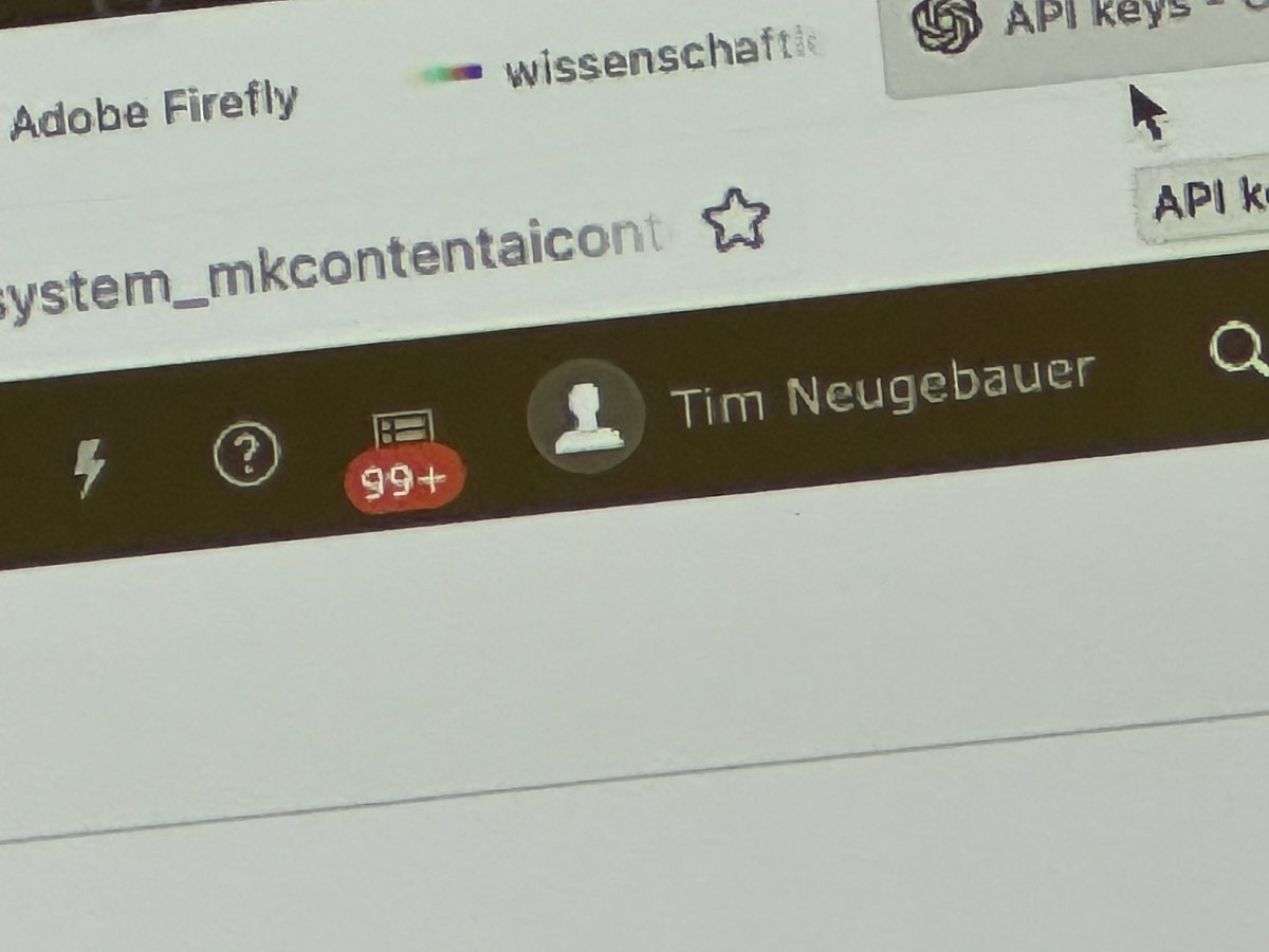 web_vision_de's tweet photo. #TYPO3 reminds the audience at the #t3ud23 of Nena’s biggest hit „99 red balloons“. 🎈 #t3ud https://t.co/i6N82mNYPx