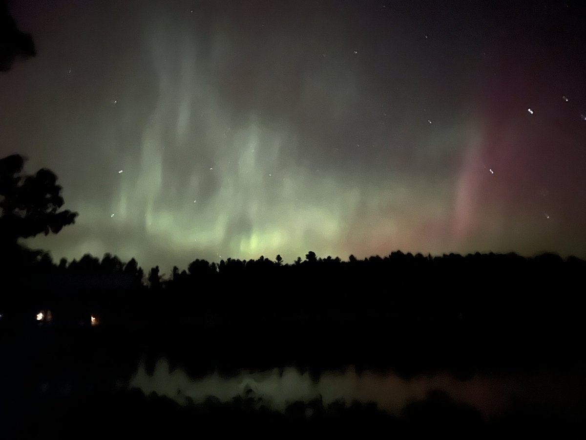 Shraddha Pai, PhD (@spaiglass) on Twitter photo Special treat at the <a href="/MBPatUofT/">Medical Biophysics</a> retreat in Muskoka Monday night: Northern lights! The first time for all of us watching, an absolute treat.
These are 10s handheld shots iPhone 13 pro, no further edits. Special treat at the <a href="/MBPatUofT/">Medical Biophysics</a> retreat in Muskoka Monday night: Northern lights! The first time for all of us watching, an absolute treat.
These are 10s handheld shots iPhone 13 pro, no further edits.