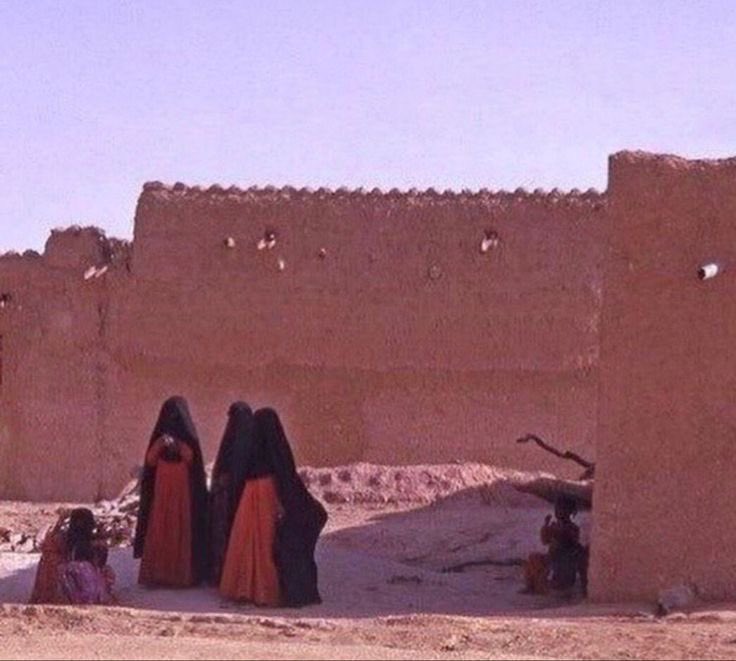 mnaw7's tweet photo. قالوا :

كبرت المنازل ، وصغرت الأسر 
تطور الطب ، وساءت الصحه 
بلغنا الفضاء ، وجهلنا الجار 
زاد المال ، وتلاشت راحة البال 
ارتفع الذكاء . وقلت الحكمه 
زادت المعرفه ، وتناقصت المشاعر 
كثر الأصدقاء ، واختفى الوفاء
تنوعت الساعات ، ولا نجد الوقت https://t.co/Zrr6BDsUD9