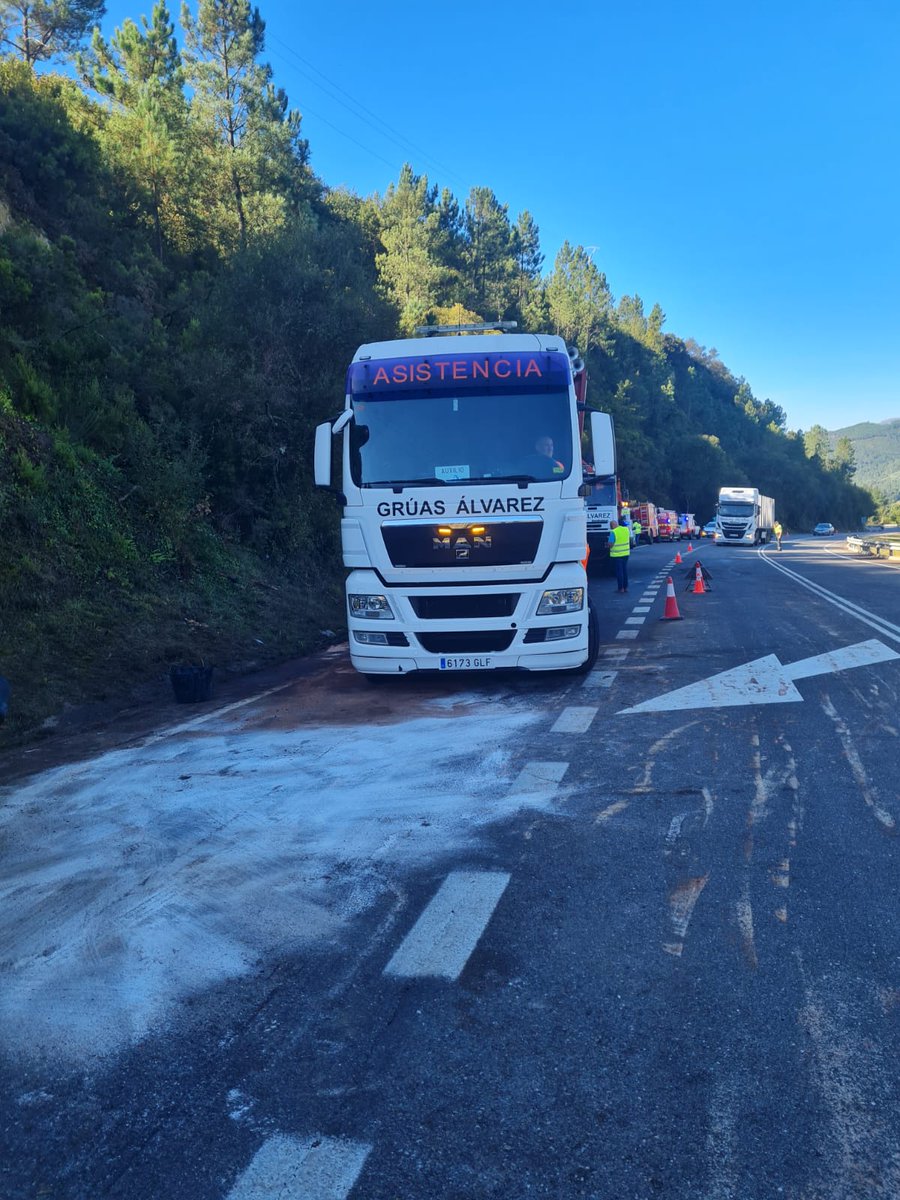 👉No lugar do sinistro, traballaron arreo durante toda a noite ata primeira horas da mañá, para poder restablecer a circulación,  efectivos do Ges de Muíños, Ges Lobios e da Avpc de Muíños, xunto coa Garda Civil do Subsector de Tráfico en #Ourense 
👏👏 Bo traballo compañeir@s.