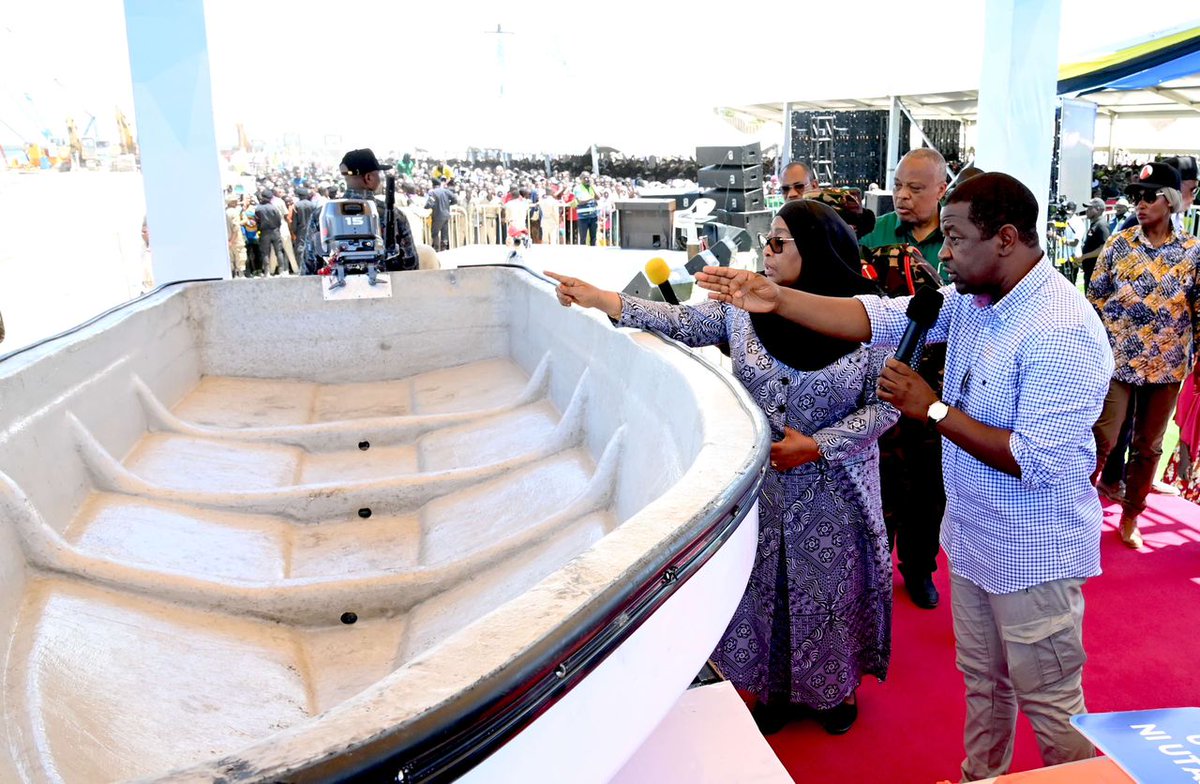 swahilitimes's tweet photo. Rais Samia Suluhu Hassan amekabidhi boti 34 wilayani Kilwa mkoani Lindi ambazo ni sehemu ya boti 160 za mkopo wa masharti nafuu zilizotolewa kwa wananchi.

Kati ya boti hizo, boti 139 zitawanufaisha wavuvi wadogo na boti 21 kwa wakulima wa mwani ambazo zimegawiwa kwa wahusika maeneo mbalimbali nchini.