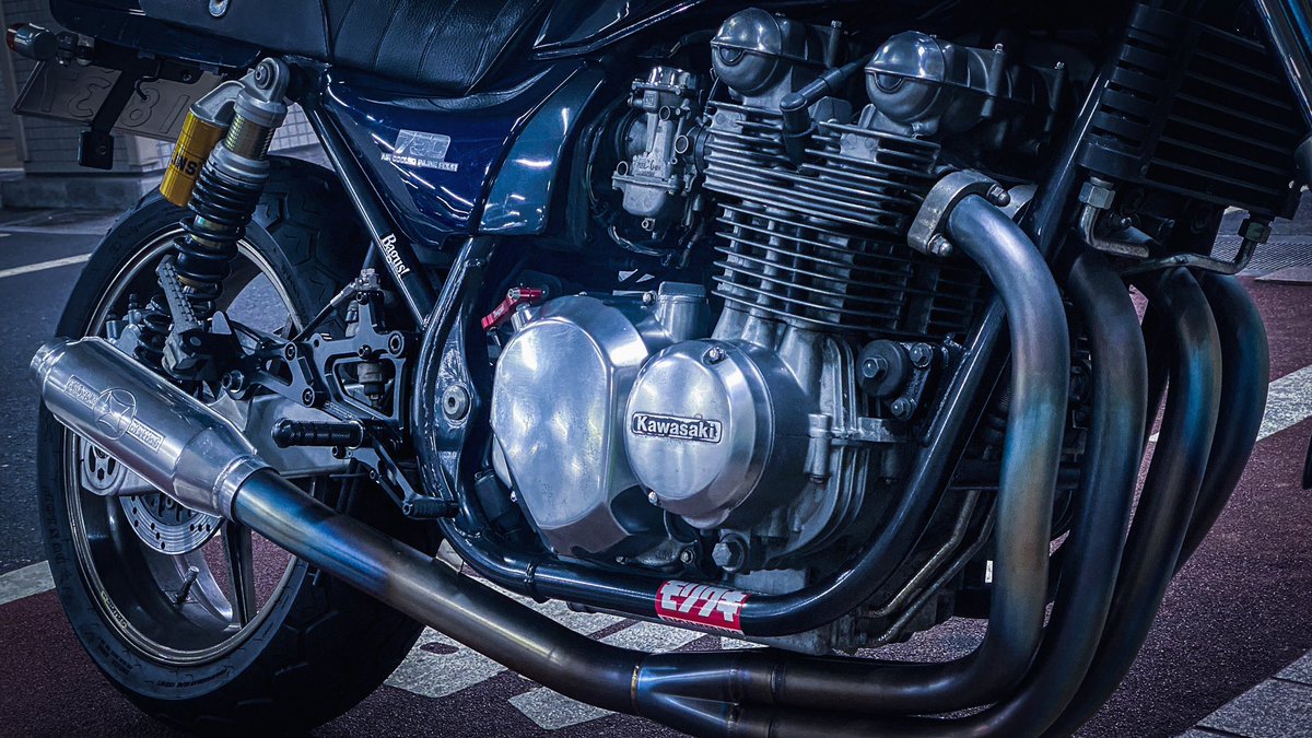 tamakko_rider's tweet image. ゼファー750の何がいいって、エンジンの造形なんだよな〜。

デーオーエイチシーのカムシャフト部分、2ヘッドドラゴン的なカタチが堪らん…

#DOHC
#ゼファー