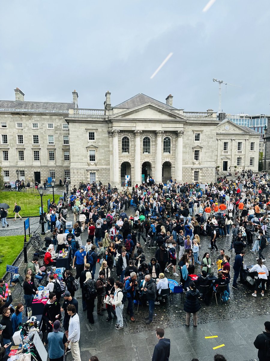 Great excitement celebrating Freshers in Front Square today ⁦@LindaDoyle⁩ ⁦@tcddublin⁩