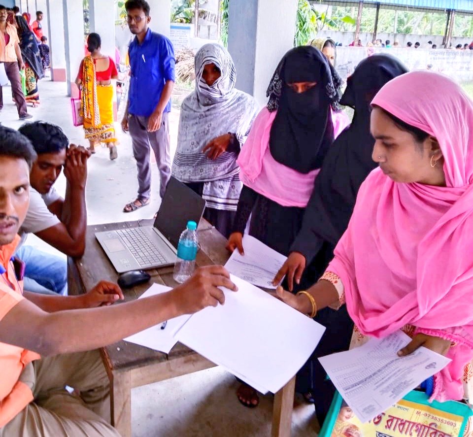 মহিলাদের জন্য যে প্রকল্পগুলি দুয়ারে সরকারে বর্তমান, প্রতিবারের মত এবারেও তাতে বিপুল সংখ্যক মহিলারা আবেদন করেছিলেন। যাদের আবেদন গৃহীত হয়েছে, তাদের এখন পরিষেবা প্রদান পর্ব চলছে সপ্তম পর্যায়ের দুয়ারে সরকারে। দুয়ারে সরকার এবারও বুথে বুথে।

কাকদ্বীপ
#DuareSarkar
#EgiyeBangla