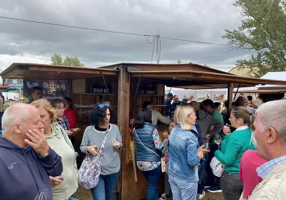 Pardevalles's tweet photo. 💬 Feria de la Vendimia de Valdevimbre.
Cinco bodegas de la @CRDOLEON ofrecieron en sus casetas a los asistentes vinos de las variedades Albarín y Prieto Picudo, el pasado fin de semana
.
.
#pardevalles #prietopicudo #albarin #doleon #vinodeleon #bodegapardevalles #valdevimbre https://t.co/JEjoOGzF4b